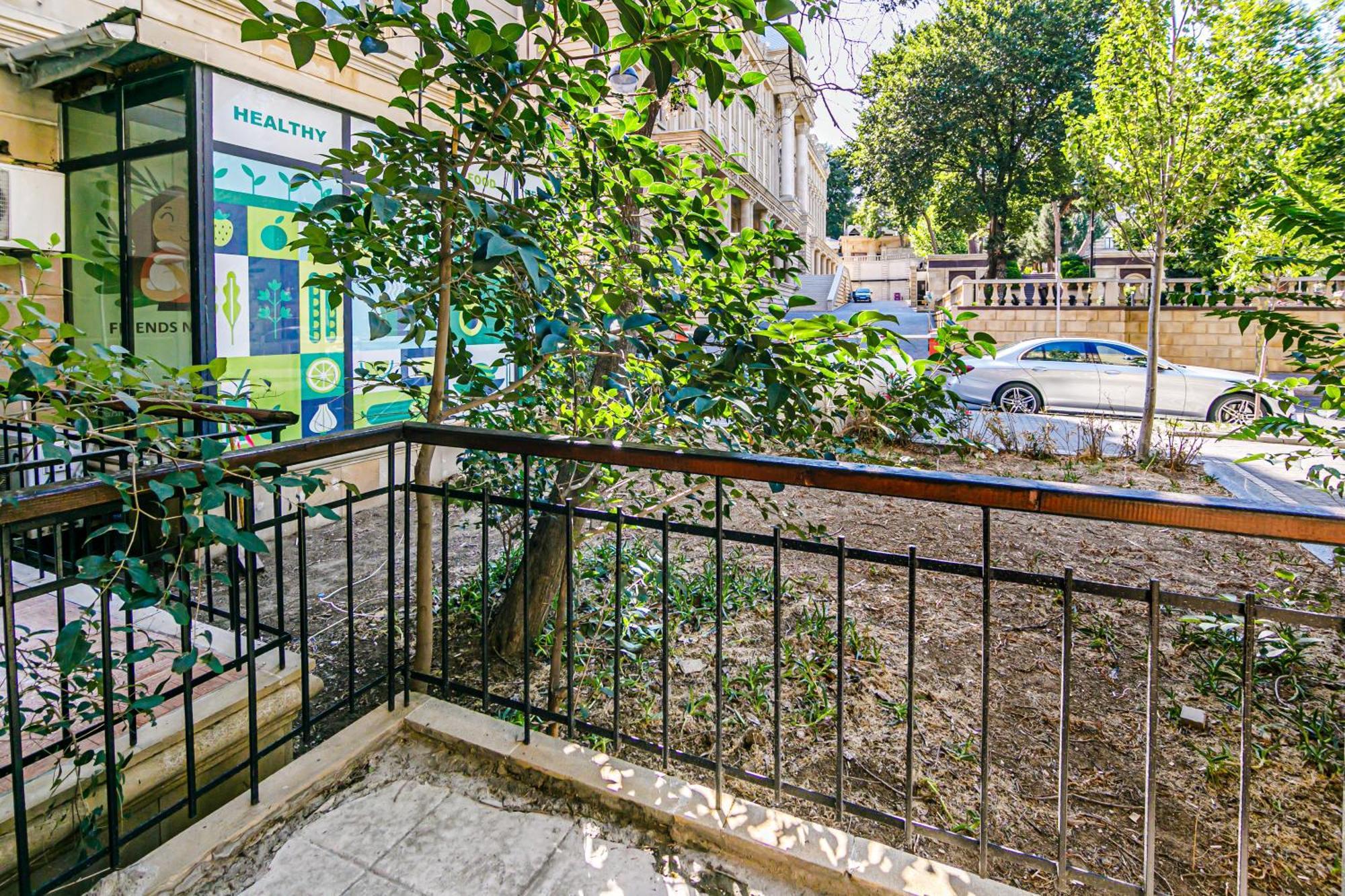Formula 1 On Niyazi With Balconies
