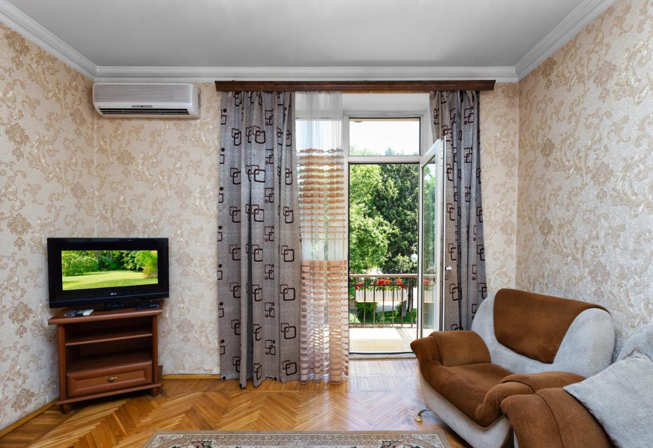 Formula 1 On Niyazi With Balconies